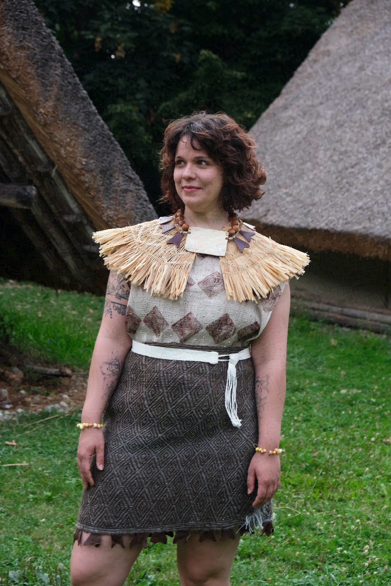 Photo d'une jeune femme habillée à la mode néolithique